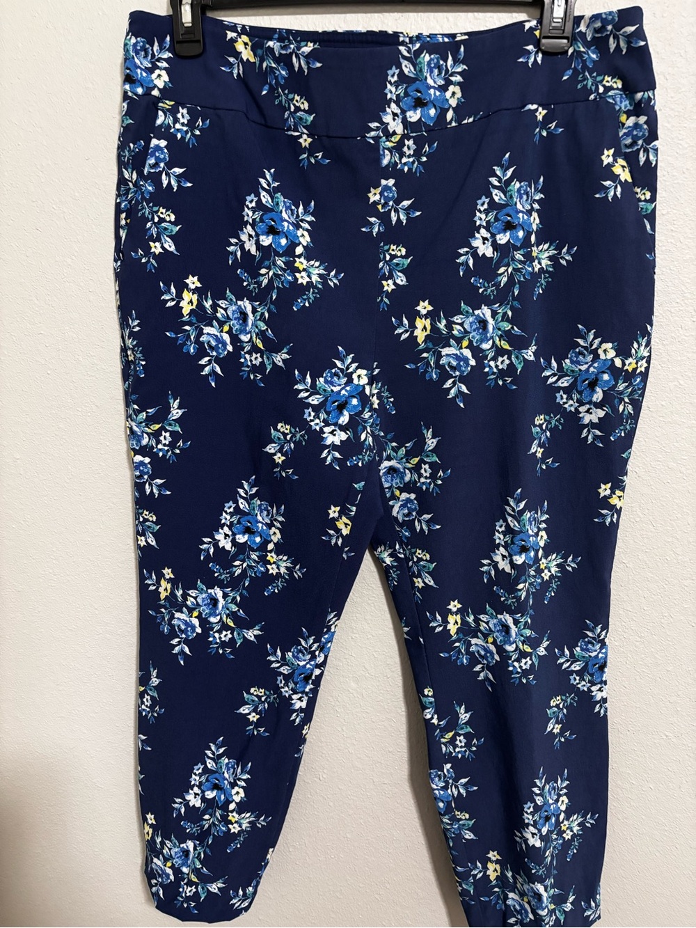 Pioneer Woman women’s stretch floral print pull on capri pant